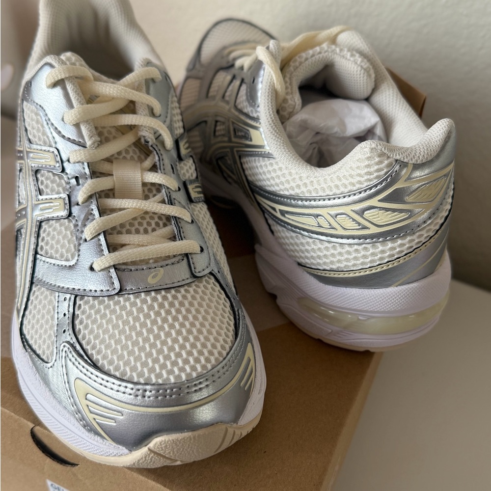 ASICS unisex  GEL-1130 Cream and Silver Athletic Shoes women 10 men’s 8.5 - Picture 3 of 5